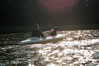 Skpane w sonecznych refleksach jezioro Wigry