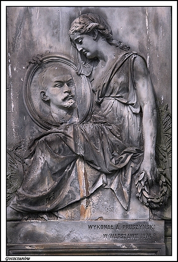Goszczanw - cmentarz parafialny, muza trzymajca medalion z podobizn zmarego