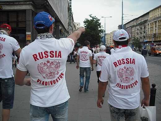 Warszawa. Przed meczem Polska-Rosja. Kibice rosyjscy w Alejach Jerozolimskich.