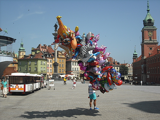 Warszawa. Sprzedawca balonw na Placu Zamkowym.