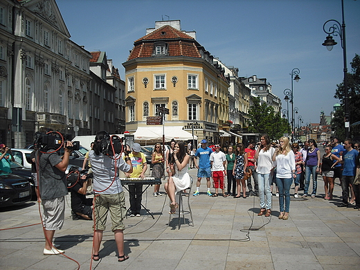 Warszawa. Nagranie na ul. Krakowskie Przedmiecie.