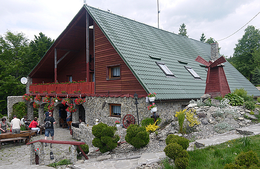 Beskid lski. Zagroda Ranczo pod szczytem Batniej.