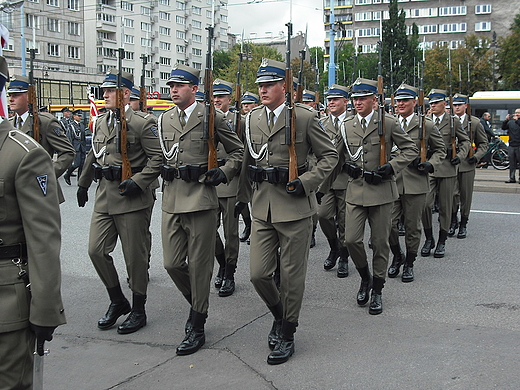 Warszawa. wito Wojska Polskiego 2012. Kolumna wojska przed Muzeum Wojska Polskiego.