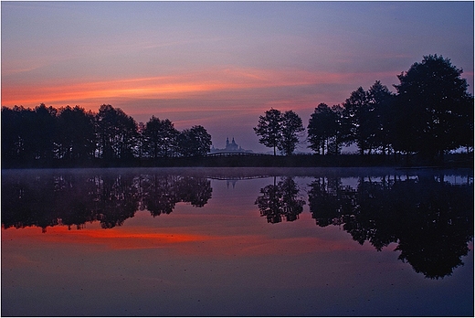 Jezioro Leszczewek - widok w kierunku kocioa w Wigrach.