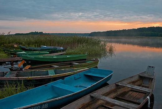 Jezioro Wigry.Cumowisko odzi wdkarskich w Zaktach.
