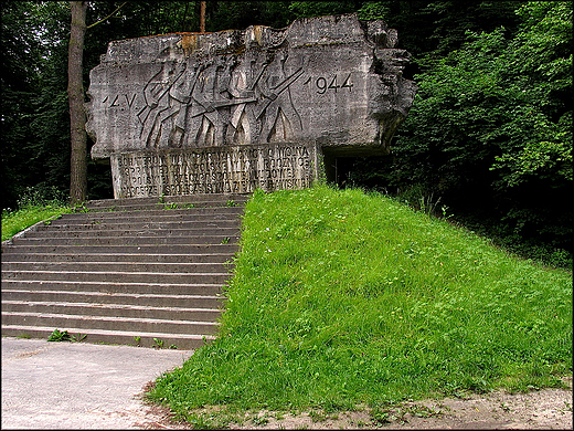 Pomnik upamitniajcy bitw partyzantw z Niemcami w Rblowie