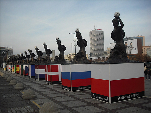 Warszawa. Syrenki z EURO 2012 przed PKiN.