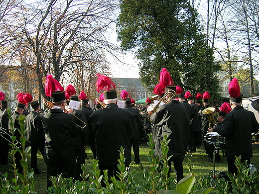 Koncert Grniczej Orkiestry Dtej Makoszowy w ogrodzie kocielnym