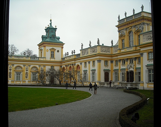 Warszawa. Muzeum Paac w Wilanowie. Widok z okna na fragment elewacji pnocnej.