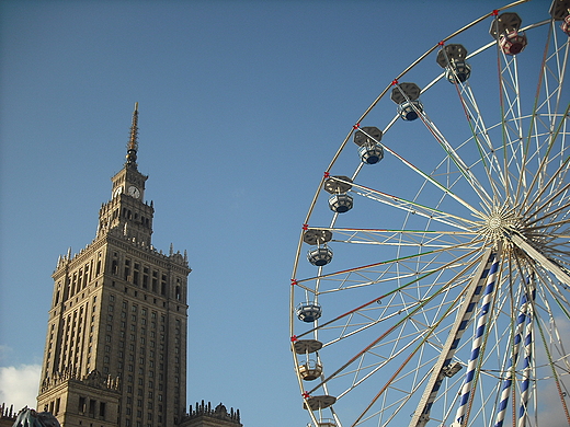 Warszawa. Karuzela przed PKiN.