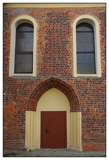 Koci Narodzenia Najwitszej Marii Panny w Sobtce - boczne wejcie z profilowanym, ceglanym portalem