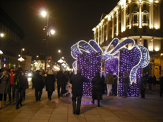 Warszawa ju witeczna. Nowa iluminacja na ul. Krakowskie Przedmiecie.