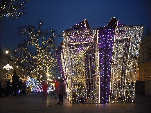 Warszawa ju witeczna. Nowa iluminacja na ul. Krakowskie Przedmiecie.