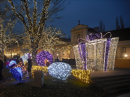 Warszawa ju witeczna. Nowa iluminacja na ul. Krakowskie Przedmiecie.