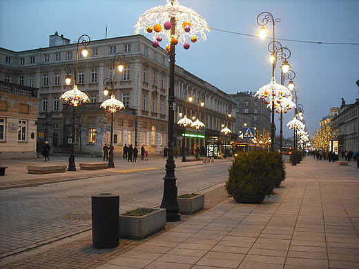 Warszawa ju witeczna. Nowa iluminacja na ul. Krakowskie Przedmiecie.