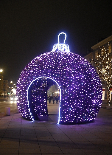 Warszawa ju witeczna. Nowe iluminacje na ul. Krakowskie Przedmiecie.