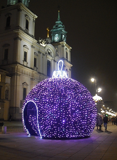 Warszawa ju witeczna. Nowe iluminacje na ul. Krakowskie Przedmiecie.