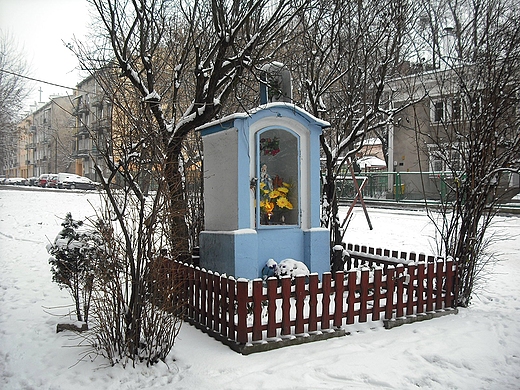 Warszawskie kapliczki zim. Kapliczka przy ul. Czynszowej.