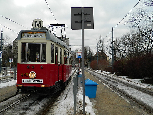 Warszawa. Zabytkowy wagon silnikowy typu K na Placu Narutowicza.