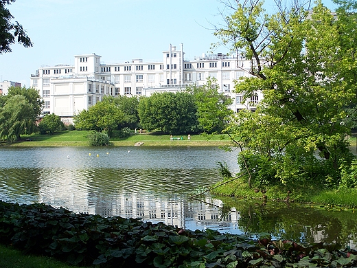 Warszawa,Park Skaryszewski - widok na fabryk Emila Wedla.