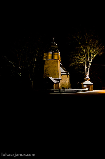 Cerkiew w Haczowej w nocnej scenerii
