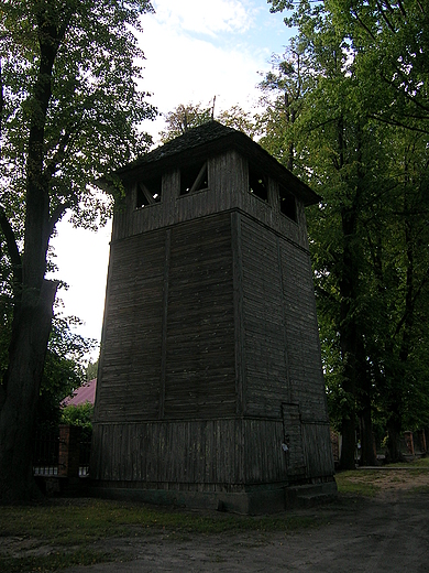 Wysoka namiotowa dzwonnica z 1929 r. na ulicy Nowosolnej w odzi.