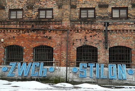 Warszawa. Muzeum Neonw. Stare neony przed wejciem do Muzeum Neonw.