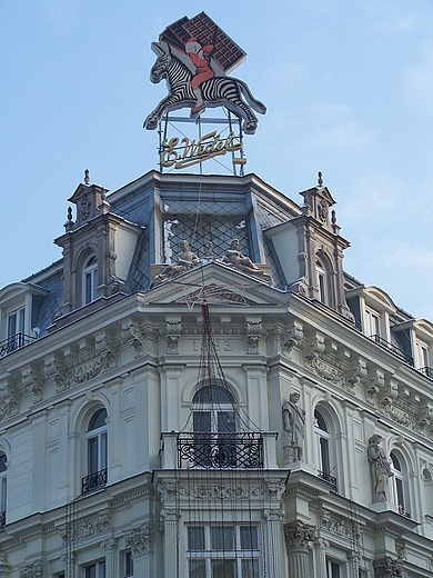 Warszawa, kamienica przy Szpitalnej 8.