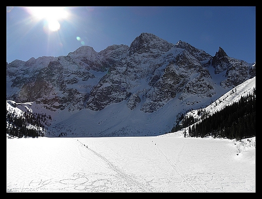 Widok na zimowe Morskie Oko i Miguszowieckie Szczyty