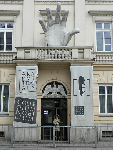 Warszawa. Wejcie do Akademii Teatralnej.