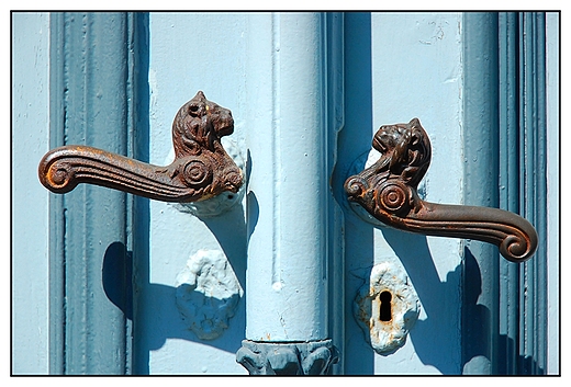 Zagrw - stare klamki przy drzwiach jednej z kamienic przy maym rynku