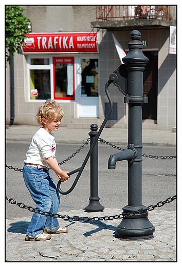 Zagrw - Duy Rynek - dziecko przy zabytkowej pompie