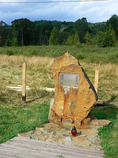 Skromny obelisk ku  pamici.