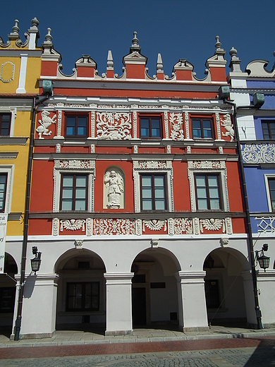 jedna z kamieniczek ormiaskich - czerwona - Rynek Zamo