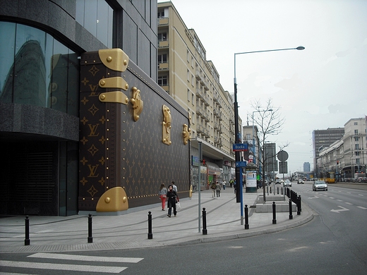 Warszawa. Nowy fragment elewacji DH Vitkac w Al. Jerozolimskich.