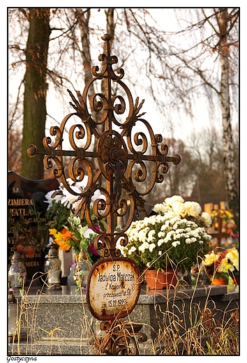 Gostyczyna - cmentarz parafialny, stary nagrobek z ciekawym krzyem