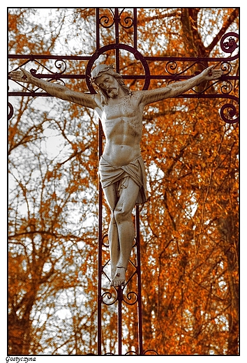 Gostyczyna - cmentarz parafialny, krzy z Jezusem wykonanym z blachy