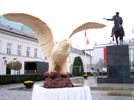 Warszawa, Orze Biay przed Paacem Prezydenckim.