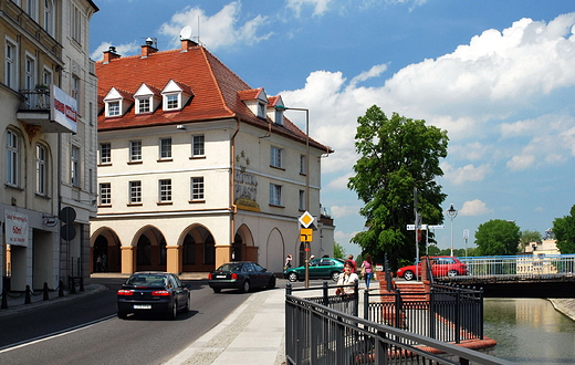 Opole. fragment miasta przy moscie katedralnym.