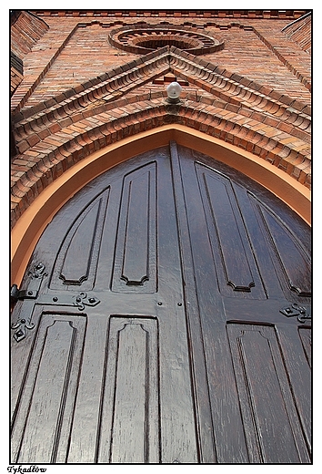 Tykadw - wspaniae drewniane drzwi widce do wntrza gotyckiej wityni w. Katarzyny