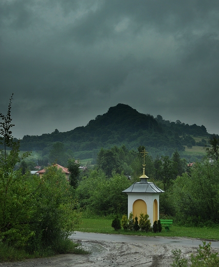 Kapliczka przy drodze do Myczkowiec