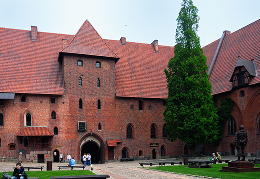 Malbork. Brama i dziedziniec Zamku redniego.