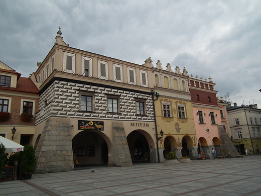 kolorowe kamieniczki w rynku - Tarnw