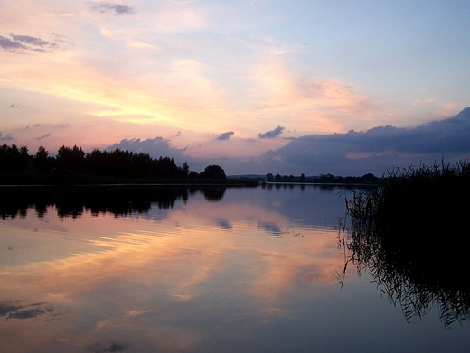 Noc powoli zapada nad jeziorem Jagodne