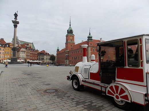 Warszawa. Kolejka Staromiejska na Placu Zamkowym.