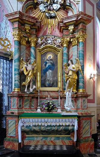 Sanktuarium witej Anny w Aleksandrwce. Barokowy otarz boczny.