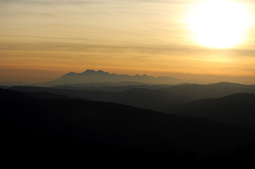 Zachd soca nad Tatrami ogldany z Bacwki nad Wierchoml. Beskid Sdecki