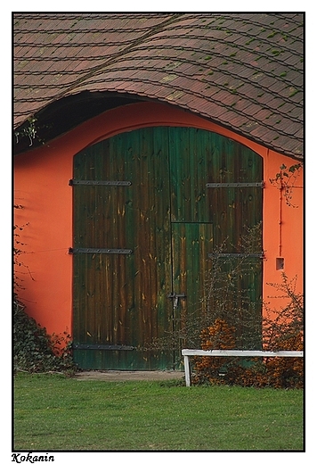 Kokanin - zabytkowa stodoa z pocztkw XX wieku znajdujca si na  terenie przykocielnym
