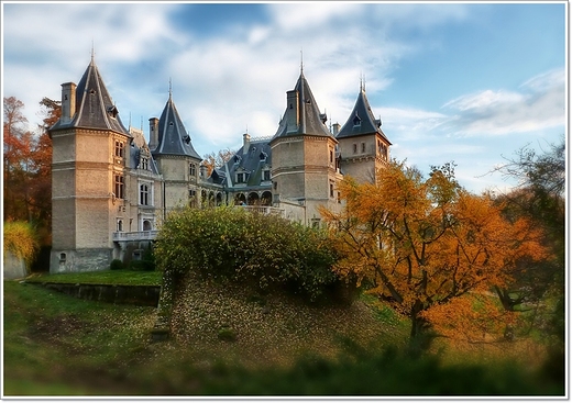 Gouchowski zamek w jesiennej scenerii
