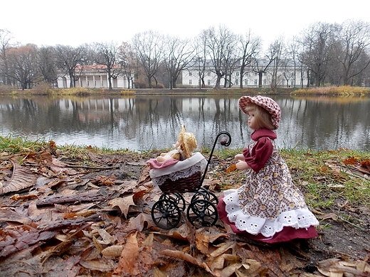 Warszawa. Przedwojenne laleczki z porcelany w azienkach.